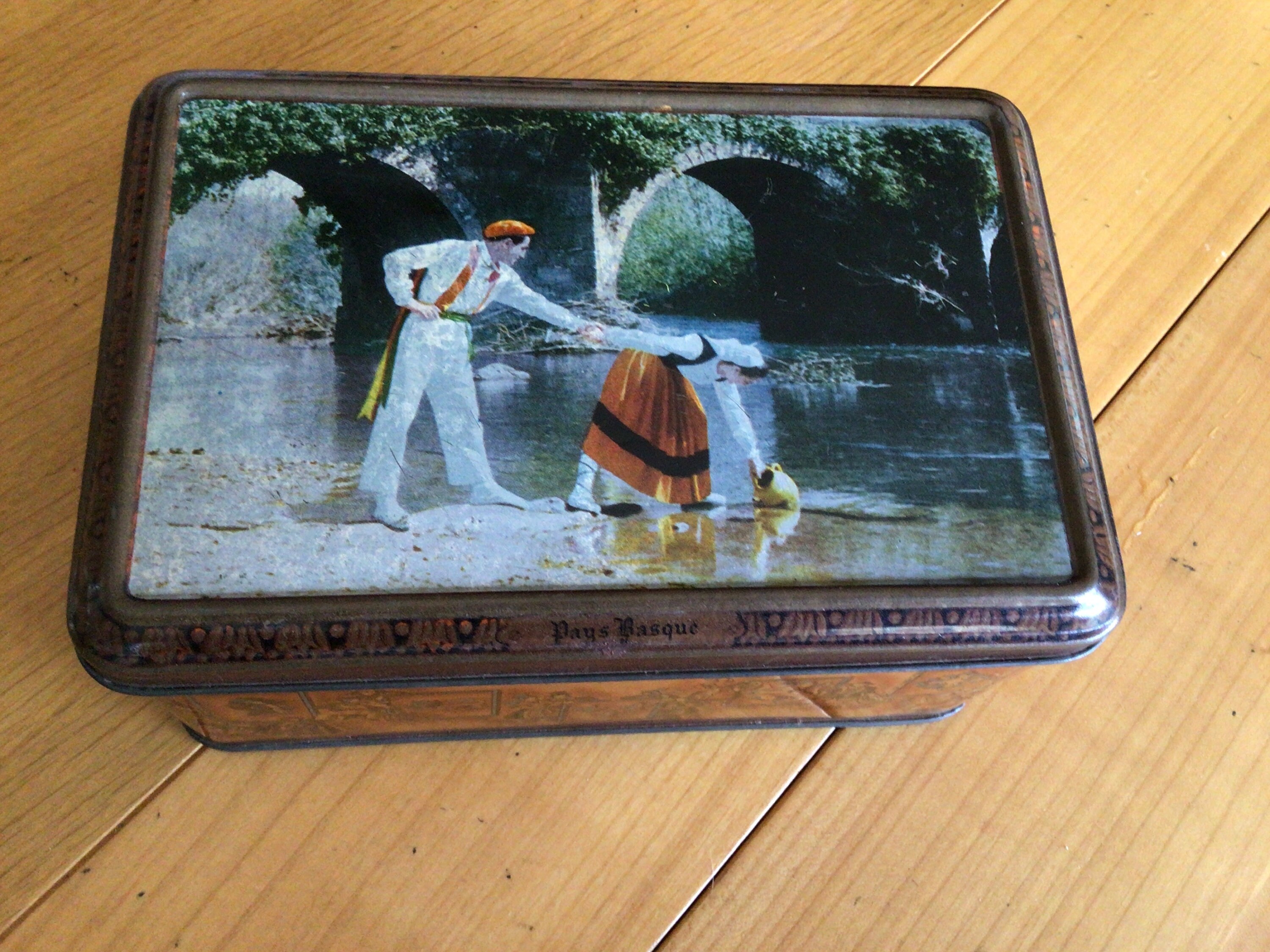 Boîte Métal Vintage ..décor Pays Basque France