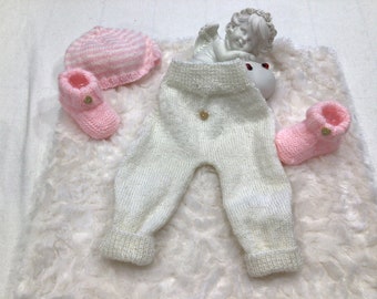 Ensemble bébé naissance,pantalon  bonnet et chaussons crème et rose ..cadeau naissance