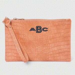Cartera de mano con monograma, bolso de mano con estampado de cocodrilo coral. Regalo personalizado para el Día de la Madre, regalo de graduación, regalo de cumpleaños.