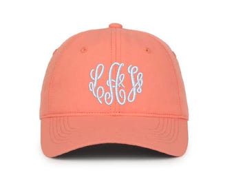 Gorro con coleta bordado con monograma y texto personalizado.