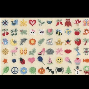 Puede incluir: Una colecci&oacute;n de peque&ntilde;os parches bordados de colores dispuestos en una cuadr&iacute;cula. Los dise&ntilde;os incluyen varios iconos como corazones, animales, flores, alimentos, s&iacute;mbolos festivos, estrellas y formas geom&eacute;tricas, todos con costuras detalladas.