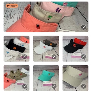 Puede incluir: Una colecci&oacute;n de viseras para el sol en varios colores, incluyendo coral, beige, rosa, verde azulado, blanco, negro y rojo, cada una con peque&ntilde;os iconos bordados como mariquitas, palmeras, chanclas, mariposas, lib&eacute;lulas, corazones y frutas.
