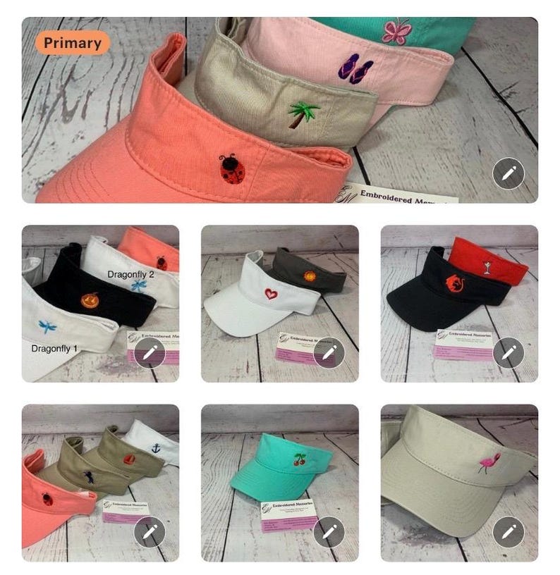 Puede incluir: Una colecci&oacute;n de viseras para el sol en varios colores, incluyendo coral, beige, rosa, verde azulado, blanco, negro y rojo, cada una con peque&ntilde;os iconos bordados como mariquitas, palmeras, chanclas, mariposas, lib&eacute;lulas, corazones y frutas.