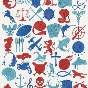 Puede incluir: Una colecci&oacute;n de parches bordados con varios iconos en rojo y azul, incluyendo un drag&oacute;n, bicicleta, balanza, cubiertos, bal&oacute;n de f&uacute;tbol, cartas de juego, tibur&oacute;n, motocicleta, calavera, ancla y notas musicales sobre una tela blanca.