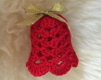 Könnte beinhalten: Ein handgefertigter roter Häkelglocken-Ornament mit einer goldenen Glitzer-Schleife. Die Glocke hat einen gewellten Rand und ein offenes Design. Geeignet für Weihnachts- oder andere Feiertagsdekorationen.
