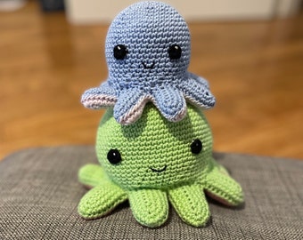 Reversible Octopus crochet pattern pdf in two sizes for baby shower, parent and baby octopus, amigurumi tutorial as baby gift or animal toy