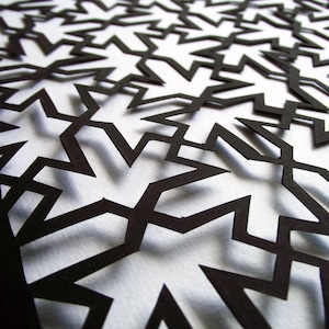 Piccola freccia geometrica tagliata a mano con cornice in carta tagliata