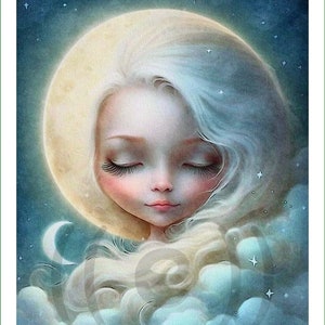 Op de afbeelding: Een digitale schildering van een jonge vrouw met lang wit haar, die slaapt met haar ogen dicht. Ze is omringd door wolken en sterren, en haar hoofd rust op een grote, heldere maan.