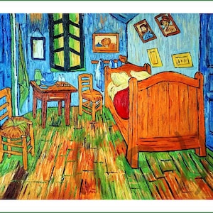Puede incluir: Pintura de un dormitorio con una cama de madera, dos sillas y una mesa pequeña. Las paredes son azules y el suelo verde y amarillo. Varias imágenes enmarcadas cuelgan de la pared. El estilo recuerda a Van Gogh.
