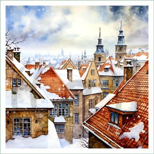 Op de afbeelding: Een aquarel van een Europese stad in de winter, met stenen gebouwen met oranje-rode pannendaken bedekt met sneeuwvlekken. Hoge kerktorens steken in de verte uit onder een bewolkte lucht met lichte sneeuwval.