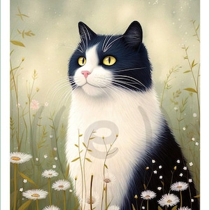 Pode incluir: Um gato tuxedo preto e branco com olhos amarelos e nariz rosa sentado no meio de um campo de pequenas flores brancas semelhantes a margaridas e ervas verdes altas e finas. O gato tem longos bigodes brancos e uma pelagem macia e felpuda.