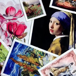 Puede incluir: Una colección de postales vintage con diversas imágenes, incluyendo un diseño floral, un retrato de una mujer con un pañuelo azul, un paisaje con flores rojas y una pintura de un paisaje marítimo.