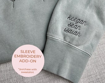 Complemento de sudadera con nombres bordados en las mangas y fuente de escritura minimalista (DEBE comprarse con una sudadera)