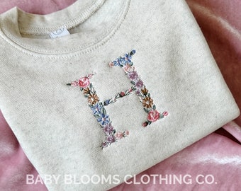 Sudadera con capucha bordada personalizada con inicial floral para niños pequeños / Sudadera infantil con flores / Regalo de cumpleaños, primer día de clases o Pascua