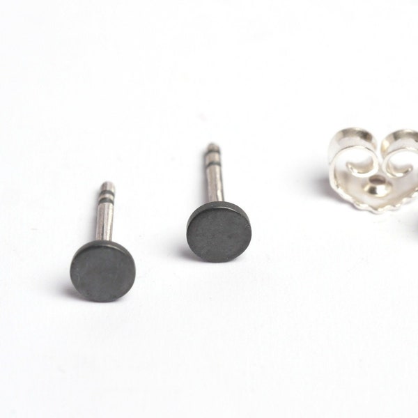 Schlichte Ohrringe aus Silber in Schwarz, geometrische Ohrstecker für Ihn und für Sie im minimalistischem Stil