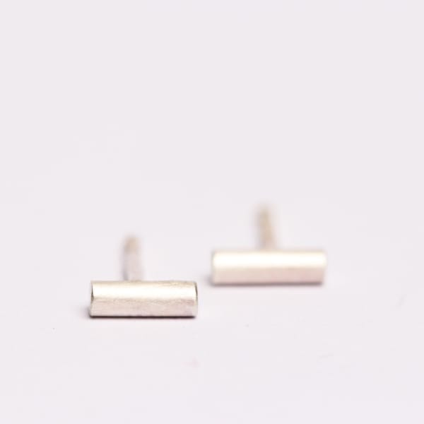 Kleine Silberohrringe im minimalistischem Design für Männer, geometrischer Schmuck