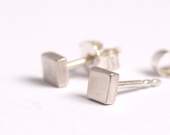 quadratische Ohrringe aus Silber im minimalistischem Stil als geometrischer Schmuck