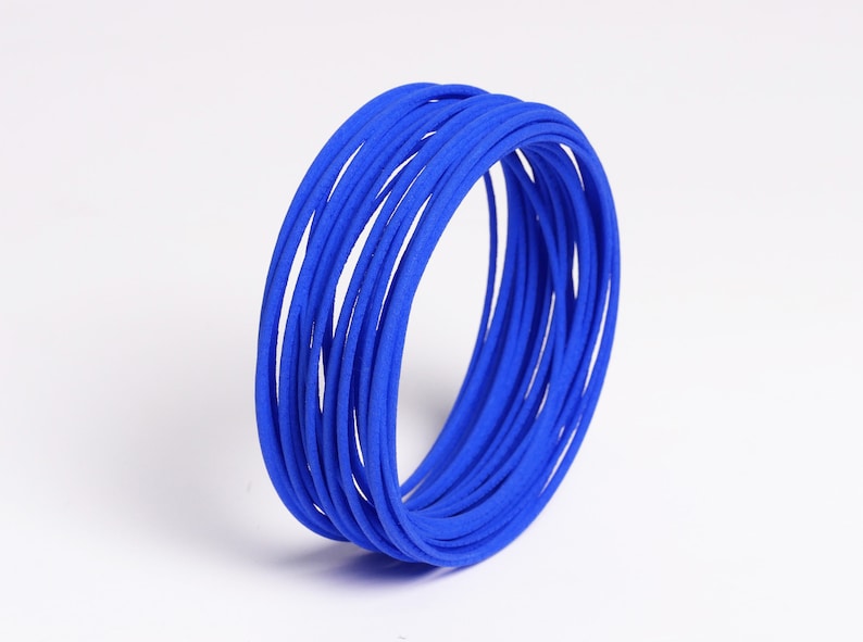 Bracelet bleu un bracelet de déclaration pour votre tenue dété bijoux modernes Bleu