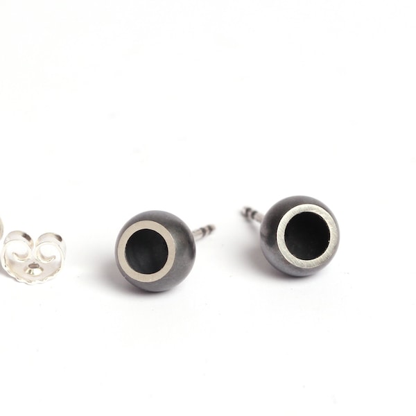 Ohrstecker in Silber 925 in schwarze als Kugel 8mm im schlichten minimalistischen Stil, geometrischer Schmuck