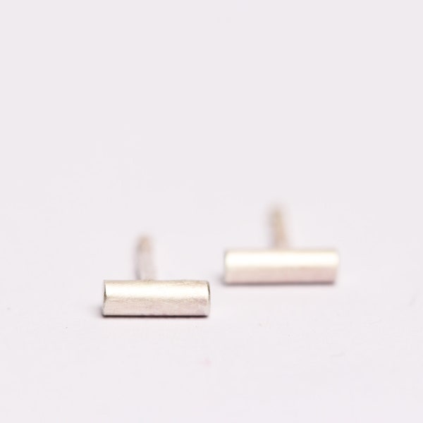 Kleine Ohrringe aus Silber im minimalistischen Stil mit matter Oberfläche, ein schönes Geschenk für Frau und Mann