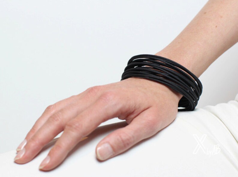Bracelet bleu un bracelet de déclaration pour votre tenue dété bijoux modernes Noir