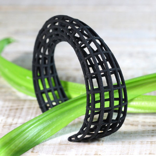 schwarze geometrische Armspange, 3D gedruckt in Nylon, parametrischer Schmuck, schwarzer Armreif, schwarze Armspange, geometrische Struktur