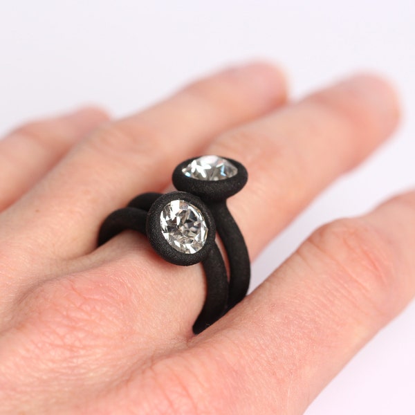anillo de cóctel negro con piedras, joyería vanguardista, diseño impreso en 3D como regalo único para ella