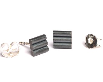 Quadratische Ohrstecker aus Silber in matt schwarz, Geometrischer Schmuck in 6mm