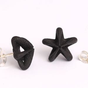 Clous d'oreilles noirs clous d'oreilles étoiles, cadeau pour architectes, bijoux imprimés en 3D, clous de fleurs noires image 2