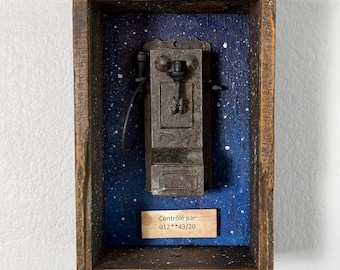 Zusammenstellung der Schaukastenkunst: Vintage Telefon im Kasten