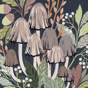 Op de afbeelding: Een digitale illustratie van een groep paddenstoelen in verschillende tinten bruin en beige, omringd door groene en bruine bladeren op een donkerblauwe achtergrond.