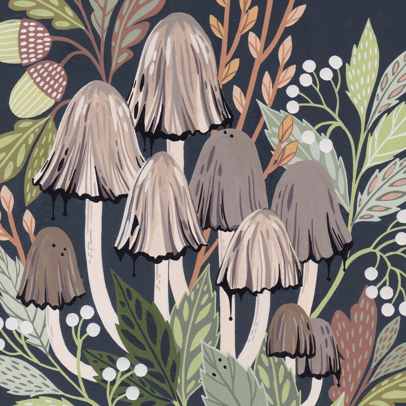 Op de afbeelding: Een digitale illustratie van een groep paddenstoelen in verschillende tinten bruin en beige, omringd door groene en bruine bladeren op een donkerblauwe achtergrond.