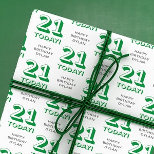 Puede incluir: Papel de regalo blanco con un patr&oacute;n repetido verde y blanco del n&uacute;mero 21 y el texto "TODAY!" y "HAPPY BIRTHDAY DYLAN".