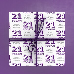 Puede incluir: Papel de regalo blanco con un patr&oacute;n repetido en morado y blanco del n&uacute;mero 21 y el texto "&iexcl;Hoy! Feliz cumplea&ntilde;os Danielle".