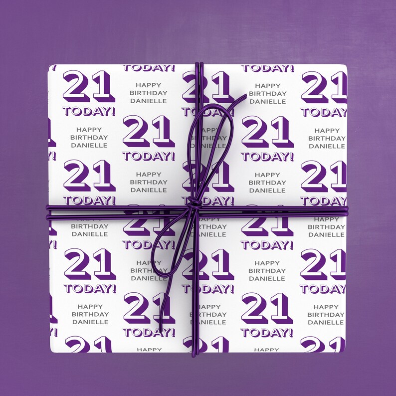 Puede incluir: Papel de regalo blanco con un patr&oacute;n repetido en morado y blanco del n&uacute;mero 21 y el texto "&iexcl;Hoy! Feliz cumplea&ntilde;os Danielle".