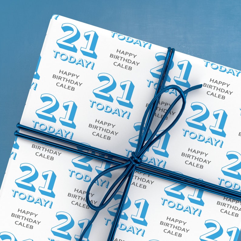 Puede incluir: Papel de regalo blanco con un patr&oacute;n azul y blanco. El patr&oacute;n presenta el n&uacute;mero 21 repetido en todo el papel. El texto "Happy Birthday Caleb" y "Today!" tambi&eacute;n se repite en todo el papel.