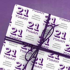 Puede incluir: Papel de regalo blanco con un patr&oacute;n morado del n&uacute;mero 21 y el texto "Feliz cumplea&ntilde;os Danielle" y "&iexcl;Hoy!" repetido en todo el papel.