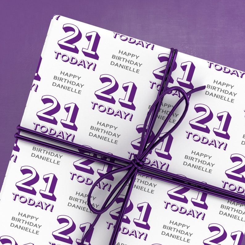 Puede incluir: Papel de regalo blanco con un patr&oacute;n morado del n&uacute;mero 21 y el texto "Feliz cumplea&ntilde;os Danielle" y "&iexcl;Hoy!" repetido en todo el papel.