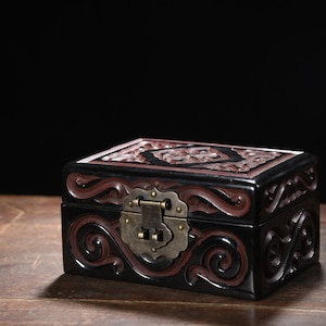 Handcarved lacquerware jewelry box ornaments ,unique shapes, collected in China, decorated with furniture and tabletops, can be used