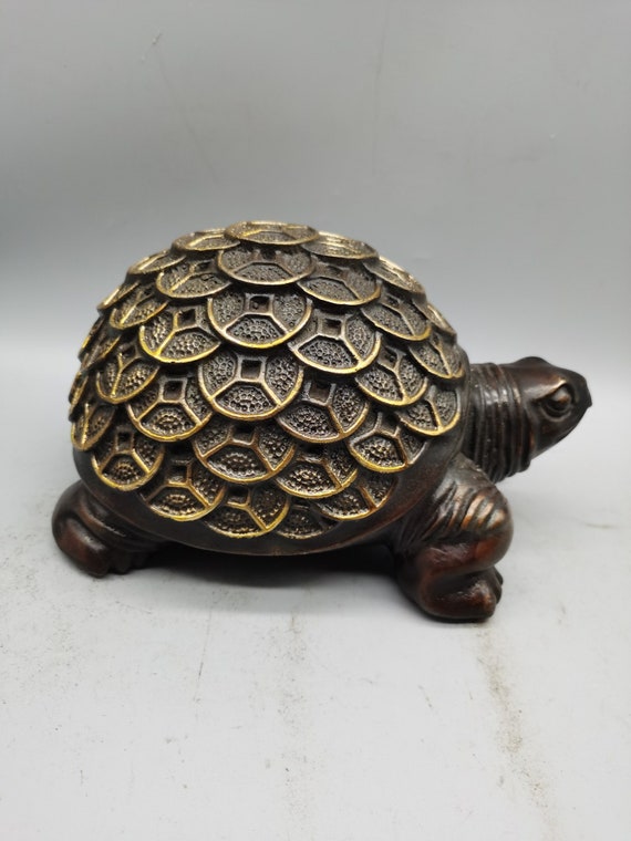 中国で収集された手彫りの銅と金の亀の像の装飾品、絶妙な職人技と