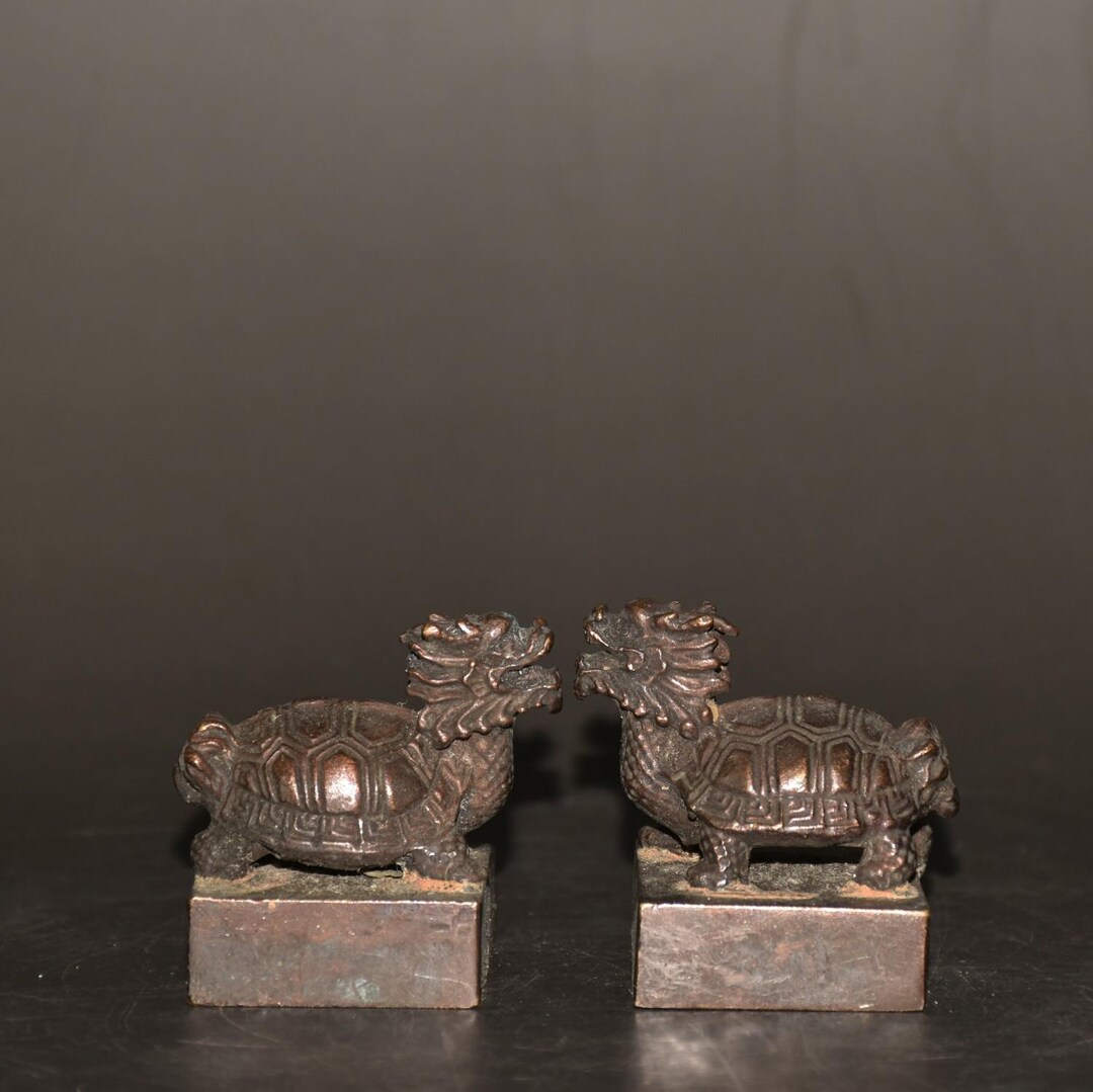 中国の手彫りの銅製龍亀像印章/文鎮装飾品のペア。絶妙で希少で、収集