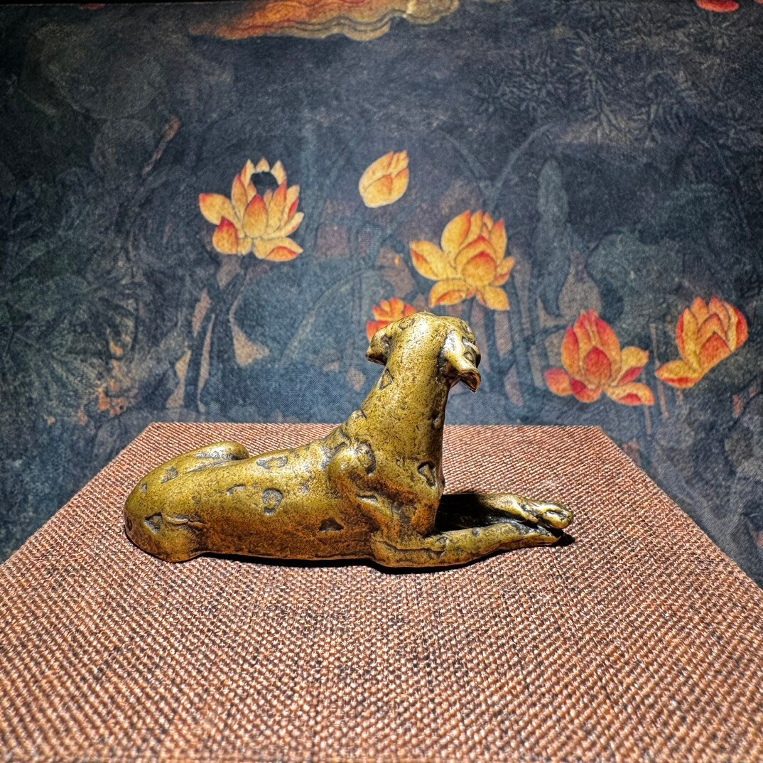 中国では手作りのブロンズ彫刻の犬像、茶器、家具の装飾品が収集されて