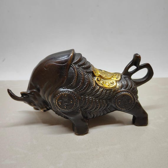 中国のコレクション 青銅の牛の像のペア、装飾家具、ユニークで珍しい 中国のコレクションにある手作りの青銅の牛の像のペア、装飾家具