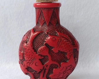 Frasco pequeño con exquisito diseño de pez loto. Frasco pequeño de coral tallado a mano, ideal para decoración de muebles. Su forma singular lo convierte en una pieza de colección.