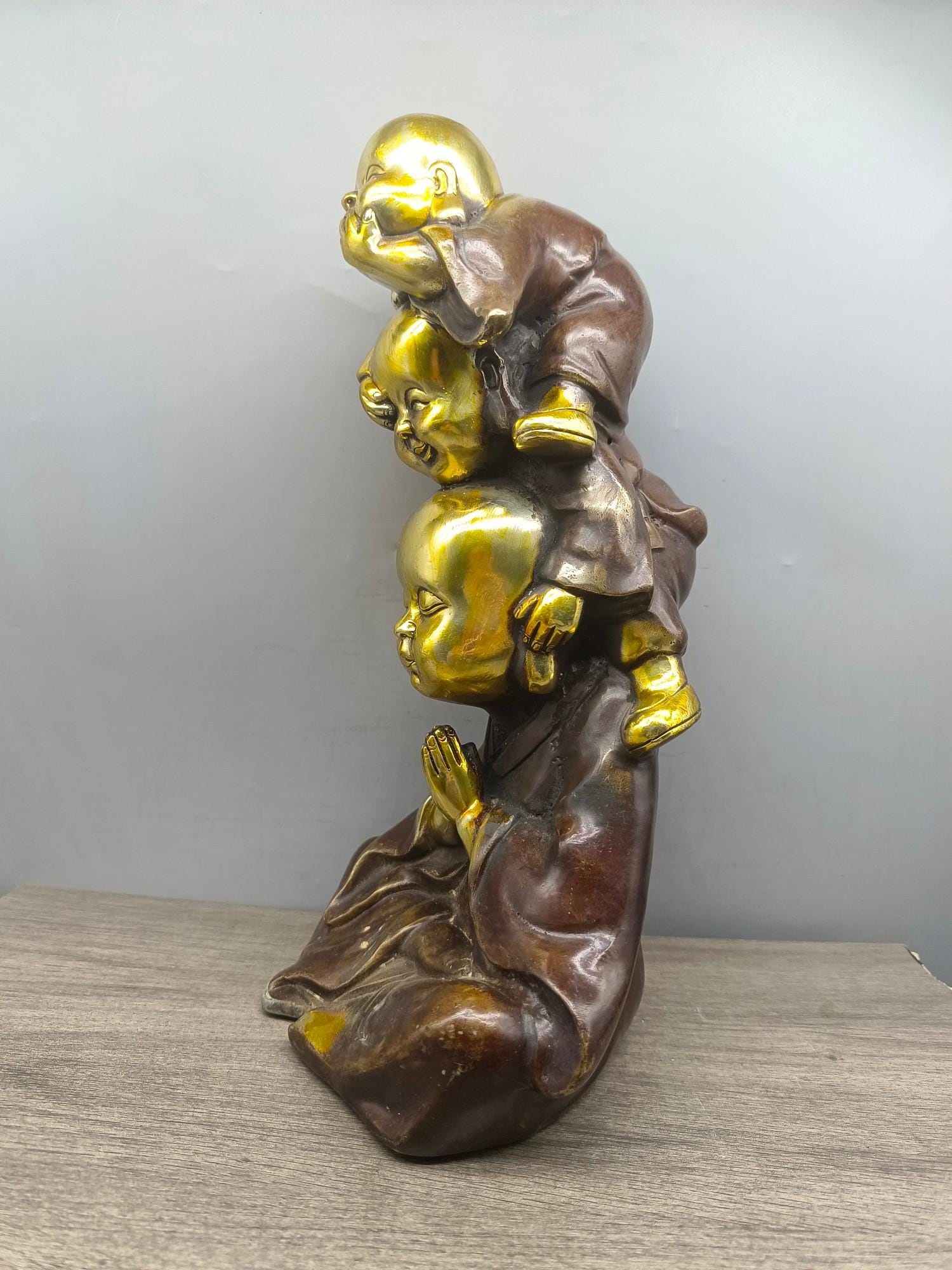 中国製の手彫り銅鍍金三仏像飾りコレクション。形が珍しい、卓上装飾品