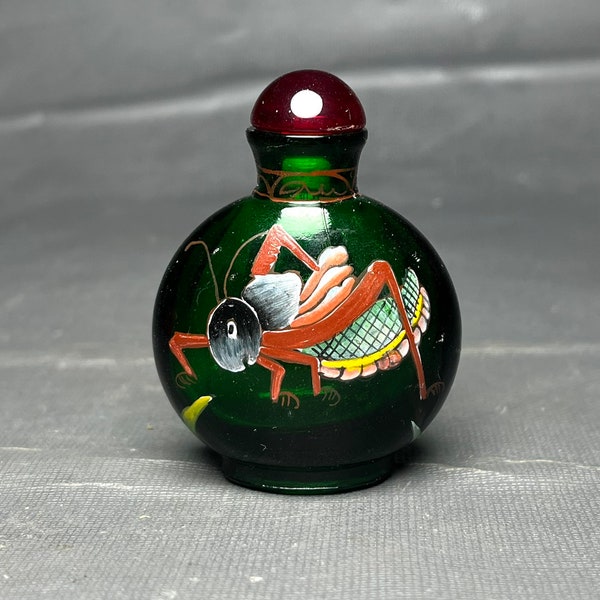 Handmade glass grasshopper patterned snuff bottle with unique patterns,exquisite craftsmanship,furniture decoration,collecting and using