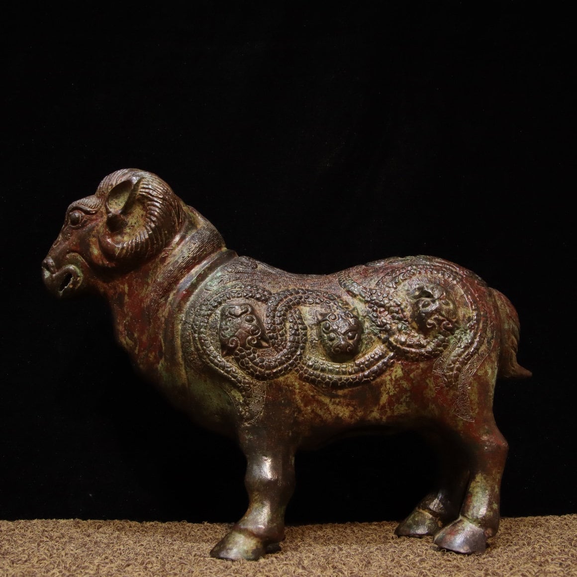 中国のアンティークの手彫りの青銅の羊の像の装飾品、ユニークで貴重