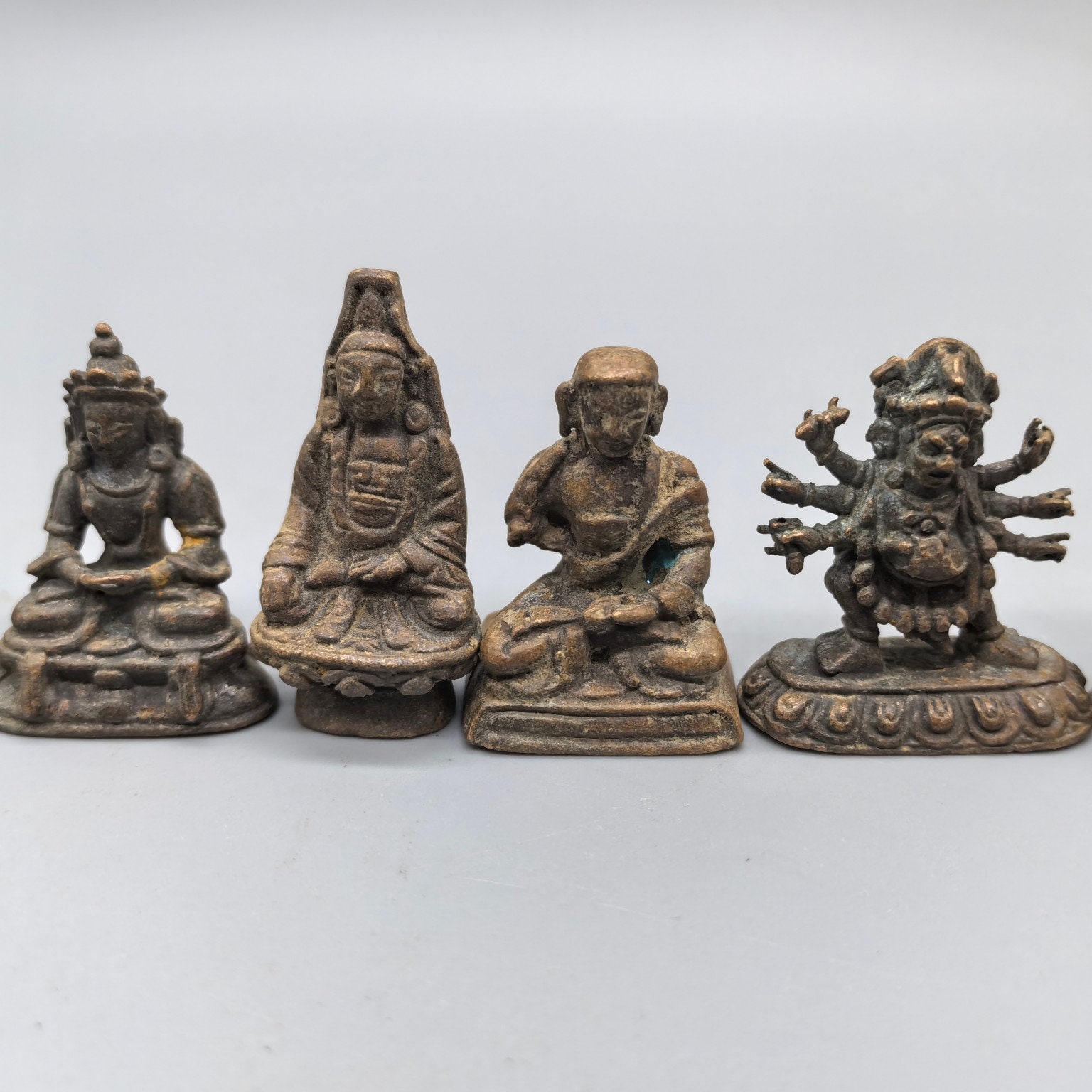中国の古い手作りの銅製の仏像の装飾品、形が珍しい、卓上の装飾品