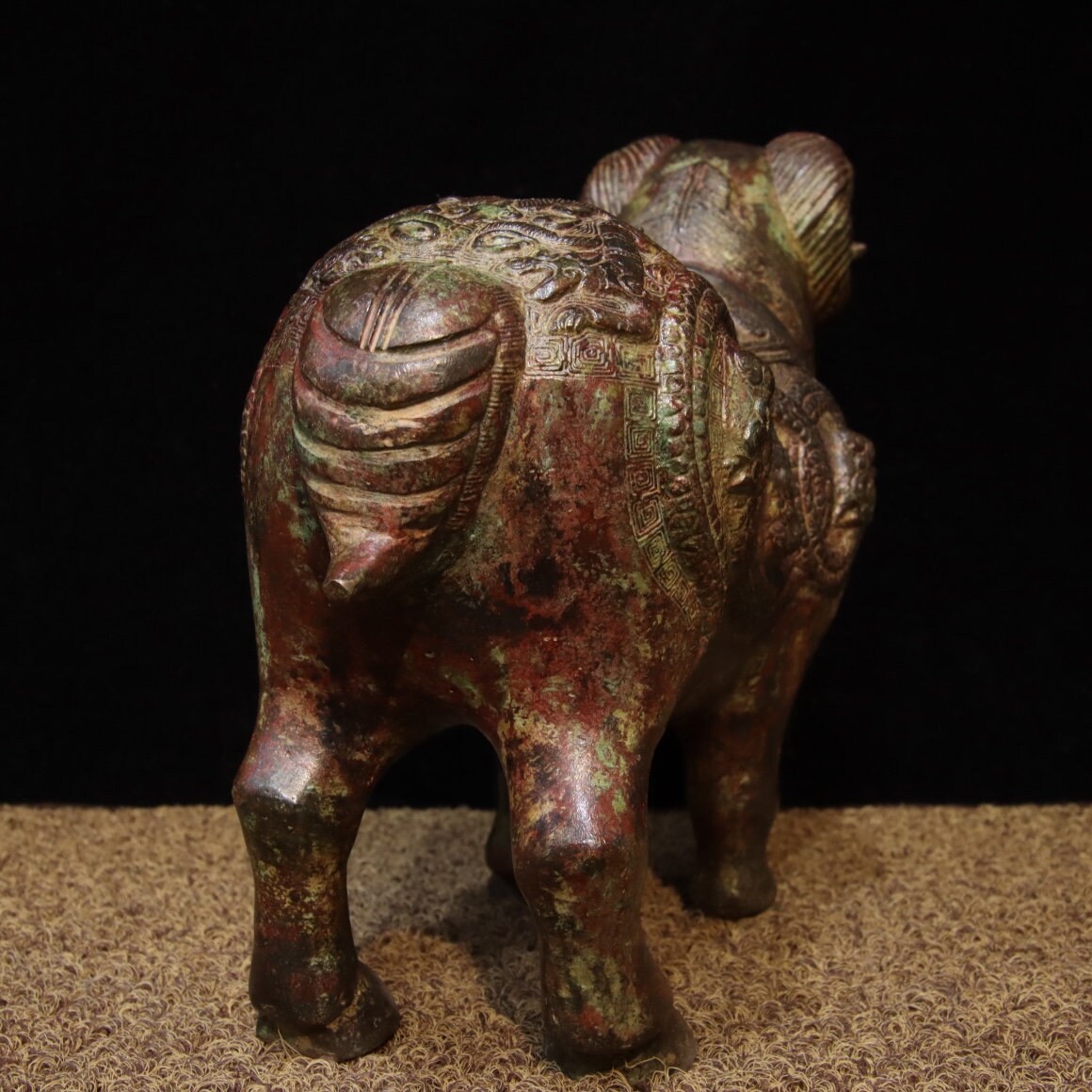 中国のアンティークの手彫りの青銅の羊の像の装飾品、ユニークで貴重