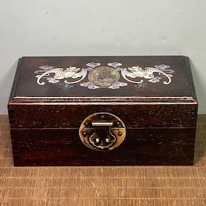 Chinese handmade carved sandalwood bat pattern storage box/jewelry box ornament, precious and unique, desktop decoration, collection and use